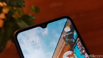 Masih mengusung notch tetesan air di bagian atas, di sana terdapat kamera 5 MP. Foto: Adi Fida Rahman/detikINET