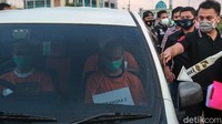 Tersangka EV juga memperagakan saat dijemput tersangka CLA dan CHA.