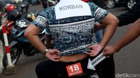 Ketiga tersangka, CLA (19), CHA (19), dan EV (27), memperagakan adegan penembakan yang terjadi di kawasan Alam Sutera, Tangerang Selatan, dan di sebuah apartemen di Kota Tangerang.