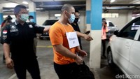 Untuk diketahui, rentetan penembakan terjadi di tujuh TKP di wilayah Tangsel dan Kabupaten Tangerang selama 3 pekan terakhir. Dua tersangka CHA dan CLA merupakan saudara kembar. Sedangkan EV adalah sepupu keduanya. 