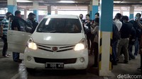 Para tersangka melakukan aksinya setiap Sabtu malam atau Minggu dini hari. Mereka berkeliling mencari sasaran para pengendara motor.