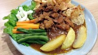 Bistik ayam gaya Jawa ini parktis membuatnya. Daging ayam ditumis dengan bumbu kecap dan rempah. Disajikan dengan sayuran dan kentang goreng makin lengkap lezatnya. Resepnya bisa dilihat di sini. Foto: detikfood