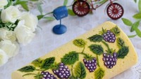 Motif buah-buahan juga dibuat Matsu. Seperti gambar beberapa anggur yang nampak cantik menghiasi roll cake bagian atas. Foto: Instagram @ojiobachanok