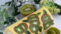 Buah kiwi yang segar juga jadi ide Matsu untuk melukis di atas roll cake buatannya. Gambarnya pun dibuat semirip mungkin dengan aslinya. Foto: Instagram @ojiobachanok