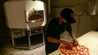 Shotgun Social juga menyediakan menu pizza yang terinspirasi dari New York City dengan menggunakan kayu bakar dan berbagai menu makanan yang familiar di lidah masyarakat lokal dan warga asing.