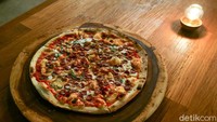 Kafe ini memiliki menu pizza super besar berdiameter 45 cm. Begitu besar, pizza ini bisa untuk enam porsi dan yang pasti harganya diajmin ramah kantong.