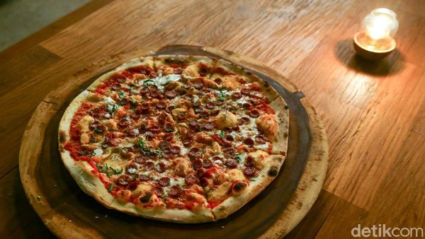 Kafe ini memiliki menu pizza super besar berdiameter 45 cm. Begitu besar, pizza ini bisa untuk enam porsi dan yang pasti harganya diajmin ramah kantong. Kafe ini memiliki menu pizza super besar berdiameter 45 cm. Begitu besar, pizza ini bisa untuk enam porsi dan yang pasti harganya diajmin ramah kantong.