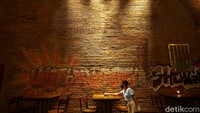 Meski malam, suasana teduh masih terasa melingkupi tempat nongkrong Shotgun Social ini. Memang ada beberapa pohon besar di sekeliling kafe restoran ini.