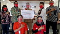 Bantuan tersebut merupakan salah satu bentuk sinergi BUMD serta rangkaian kegiatan Bank DKI dalam rangka memeriahkan HUT Kemerdekaan Republik Indonesia ke-75. Foto: dok. BUMD