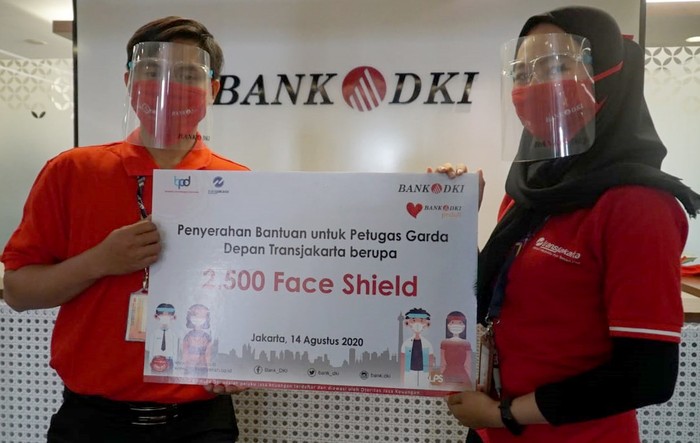 Bank DKI menyerahkan bantuan APD berupa 2.500 face shield untuk petugas garda depan Transjakarta sebagai bentuk komitmen pencegahan COVID-19 dan sinergi BUMD.