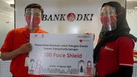 Kepala Divisi Hubungan Investor Bank DKI, Arie Rinaldi bersama Kepala Divisi Layanan Transjakarta, Gatot Indra Koswara usai penyerahan bantuan CSR Bank DKI berupa 2.500 face shield untuk petugas garda depan Transjakarta sebagai bentuk komitmen pencegahan COVID-19 di Jakarta, Jumat (14/8). Foto: dok. BUMD
