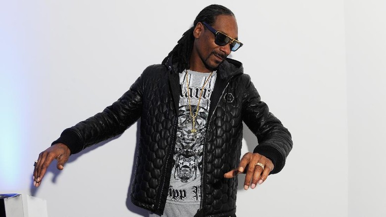 Snoop Dogg MILAN, ITALY - JANUARY 17: Snoop Dogg poses in the backstage of the Philipp Plein Show as a part of Milan Menswear Fashion Week Fall Winter 2015/2016 on January 17, 2015 in Milan, Italy. (Photo by Matteo Valle/Getty Images)