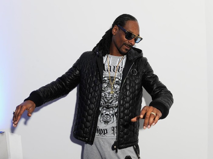 MILAN, ITALY - JANUARY 17:  Snoop Dogg poses in the backstage of the Philipp Plein Show as a part of Milan Menswear Fashion Week Fall Winter 2015/2016 on January 17, 2015 in Milan, Italy.  (Photo by Matteo Valle/Getty Images)