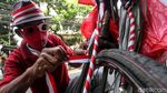 Songsong HUT RI, Pedagang Ini Hias Sepedanya dengan Tema Merah Putih
