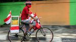 Songsong HUT RI, Pedagang Ini Hias Sepedanya dengan Tema Merah Putih