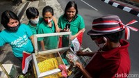 Tarjono tampak tengah menyiapkan jagung manis untuk para pembeli.