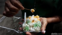 Setelah pulang berkeliling ia dibantu istrinya untuk dibuatkan jagung manis tersebut. Saat sekolah-sekolah tutup ia harus lebih giat berkeliling mencari pembeli. Satu porsinya ia jual seharga 5000 rupiah.