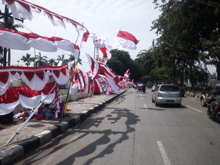Suasana pedagang bendera di sekitar makam pahlawan Medan (Datuk Haris-detikcom)
