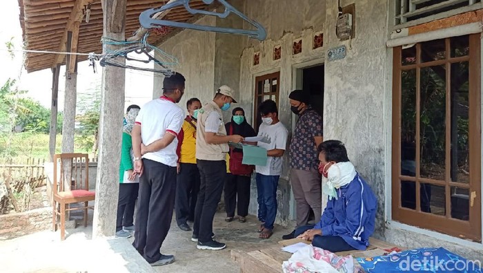 Sujono saat menerima bantuan yang disalurkan lewat gugus tugas percepatan penangan COVID-19 Kabupaten Brebes