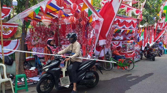 Tak Terpengaruh Corona, Penjualan Bendera di Surabaya Malah Berkibar
