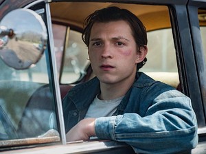 Tom Holland dan Robert Pattinson Saling Ancam di The Devil All The Time
