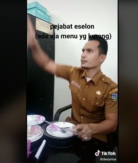 Tipe makan PNS saat di acara formal