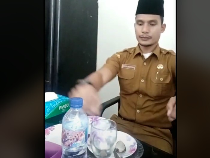 Tipe makan PNS saat di acara formal
