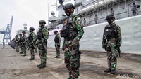 Pasukan TNI AL dari Koarmada 1 melakukan apel gelar pasukan di kawasan Dermaga Pelabuhan JICT2 Tanjung Priok, Jakarta Utara, Jumat (14/11).