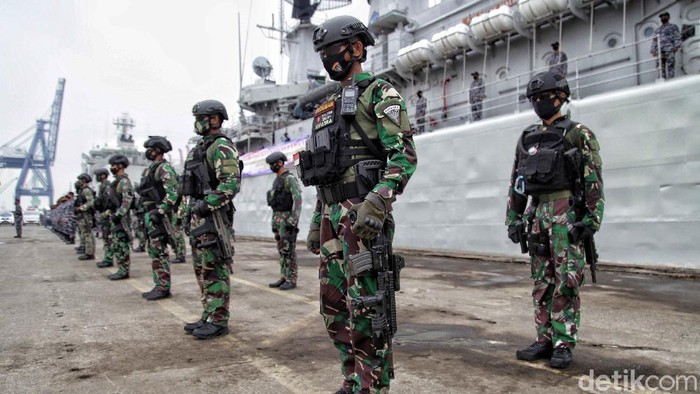 TNI AL Koarmada 1 Gelar Pasukan Pengamanan HUT RI TNI AL dari Koarmada 1 melakukan apel gelar pasukan di Dermaga Pelabuhan JICT2 Tanjung Priok, Jakarta Utara, Jumat (14/11). Apel ini untuk pengamanan HUT RI.