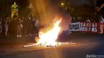 Tolak Omnibus Law, Massa Gejayan Memanggil Bakar Ban-Blokir Jalan