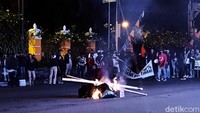 Massa aksi Gejayan Memanggil memblokir jalan simpang tiga UIN Sunan Kalijaga Yogyakarta. Hingga petang ini, massa aksi tampak masih bertahan di simpang tiga UIN, Jalan Laksda Adisutjipto, Depok, Sleman, DIY,  Jumat (14/8/2020).