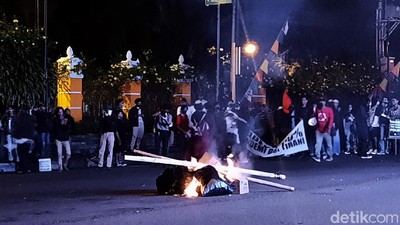 Tolak Omnibus Law, Massa Gejayan Memanggil Bakar Ban-Blokir Jalan