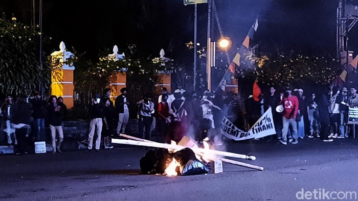 Tolak Omnibus Law, Massa Gejayan Memanggil Bakar Ban-Blokir Jalan Massa aksi Gejayan Memanggil blokir jalan simpang tiga UIN Sunan Kalijaga Yogyakarta. Hingga petang ini, massa aksi tampak masih bertahan di simpang tiga UIN.