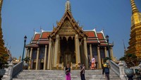 Bangunan ikonik di Bangkok. Negara Thailand belum mau menyambut turis sementara ini meski ada wacana kelonggaran di destinasi wisatanya, seperti Phuket (Foto: Getty Images/Paula Bronstein)