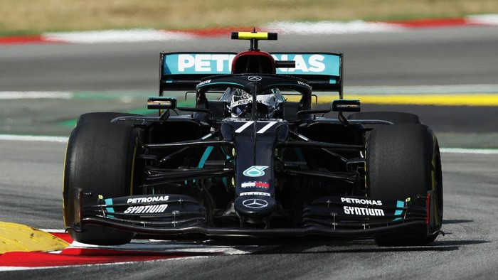 BARCELONA, SPAIN - AUGUST 14: Valtteri Bottas of Finland driving the (77) Mercedes AMG Petronas F1 Team Mercedes W11 on track during practice for the F1 Grand Prix of Spain at Circuit de Barcelona-Catalunya on August 14, 2020 in Barcelona, Spain. (Photo by Albert Gea/Pool via Getty Images)