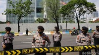 Aksi ini mendapat penjagaan dari aparat kepolisian.