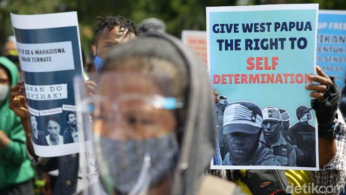 Aksi Protes Peringatan New York Agreement Massa yang tergabung dalam Front Rakyat Indonesia untuk WestvPapua (FRI_WP) dan Aliansi Mahasiswa Papua (AMP) melakukan aksi unjuk rasa di depan kedutaan besar amerika Serikat di Jakarta, Sabtu (15/8/ 2020). Aksi tersebut dilakukan untuk memperingati penandatanganan perjanjian New York (New York Agreement) antara Indonesia dan Belanda yang melibatkan Amerika Serikat.
