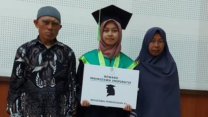 Anak Pedagang Gorengan Wisudawan Terbaik UIN Bandung
