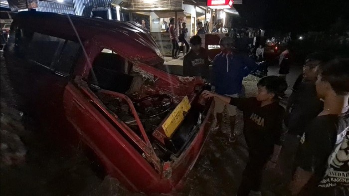 Angkot ringsek di bagian depan usai tabrak truk yang tengah parkir