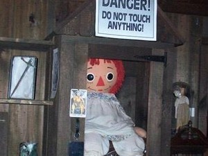 Boneka Annabelle Disimpan di Kotak Kaca, Apa yang Terjadi jika Dibuka?