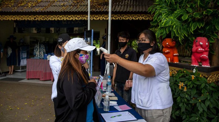 Asyik! di Thailand Udah Bisa Nunggang Gajah Lagi Lho Kamp gajah di Chiang Mai, Thailand, kini telah dibuka kembali untuk para wisatawan. Hal itu menjadi harapan kepada para gajah dan pelatih untuk tetap bertahan.