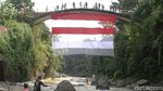 Detik-detik Sang Merah Putih Raksasa Terbentang di Jembatan Bersejarah