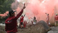 Pengunjung ramai-ramai mengasapi merah putih usai membentangkan bendera merah putih. (Robby Bernardi/detikcom)