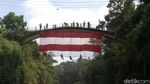 Detik-detik Sang Merah Putih Raksasa Terbentang di Jembatan Bersejarah