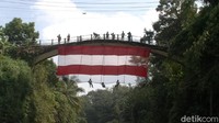 Pembentangan kain merah putih sendiri melibatkan sekitar 30 atlet panjat tebing baik dari Kabupaten Pekalongan, Kota Pekalongan maupun Kabupaten Batang. (Robby Bernardi/detikcom)