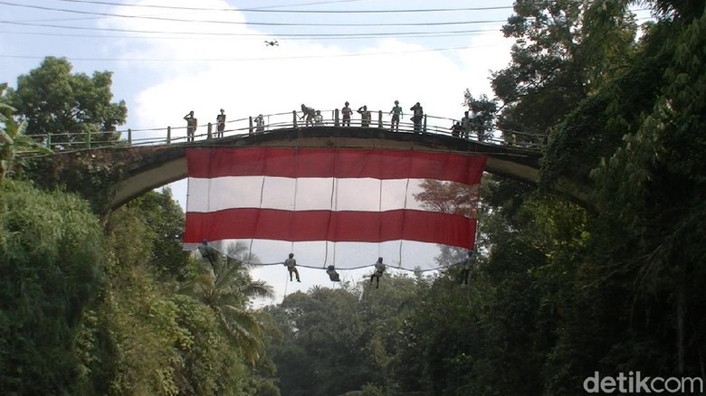Atlit Panjat Tebing, Bentangkan Kain Merah Putih Raksasa DI Jembatan Lolong Atlit Panjat Tebing, Bentangkan Kain Merah Putih Raksasa DI Jembatan Lolong