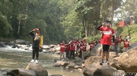 Pengunjung memberi hormat saat bendera terbentang di jembatan. (Robby Bernardi/detikcom)