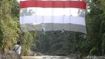 Detik-detik Sang Merah Putih Raksasa Terbentang di Jembatan Bersejarah
