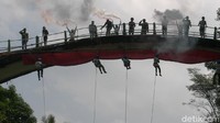 Jembatan ini dibuat sekitar tahun 1921 dengan panjang  40 meter dan lebar 3 meter. Jembatan ini mempunyai sejarah panjang dan kelam saat penjajah Belanda. Bagaimana tidak, jembatan yang dibangun Belanda ini dibangun dengan menggunakan tenaga paksa warga sekitar. (Robby Bernardi/detikcom)