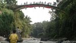 Detik-detik Sang Merah Putih Raksasa Terbentang di Jembatan Bersejarah